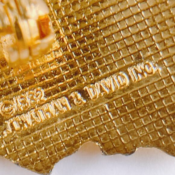 VTG Precious Moments Signed Enamel Lapel Pin 80s Storybook Girl Gold Tone Brooch - Picture 10 of 10